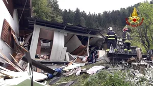 Un italian a salvat o româncă să nu ardă de vie într-un incendiu. ”Dacă nu mureau din cauza flăcărilor, riscau să moară din cauza gazelor toxice”