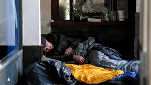 Ce se întâmplă cu oamenii străzii când toţi ceilalţi se izolează în case. Soluţia găsită de britanici