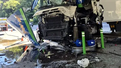 NEWS ALERT Accident grav la Călimănești, pe Valea Oltului. Un camion frigorific s-a izbit de o stație de carburanți