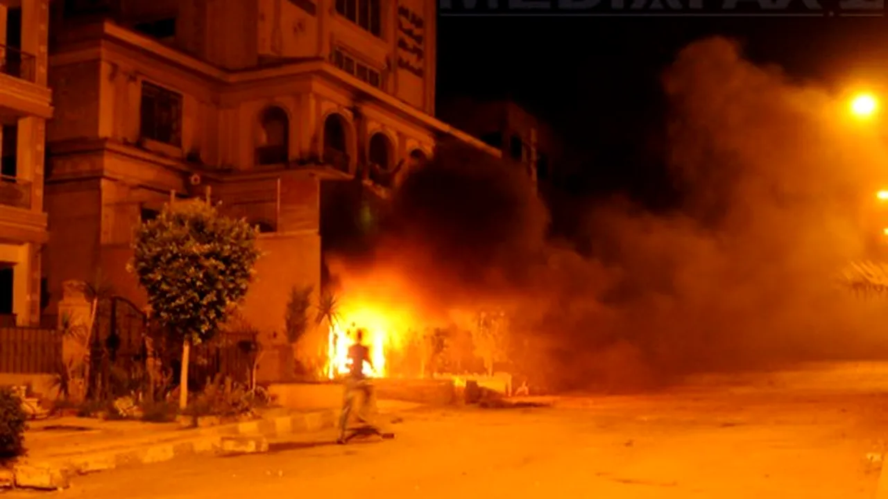 PROTESTE în Egipt: Manifestanţii atacă sediul general al Fraţilor Musulmani din Cairo