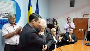 Gest controversat al fostului subprefect de Prahova. Ar fi încercat să sărute mâna şefului Consiliului Judeţean - VIDEO