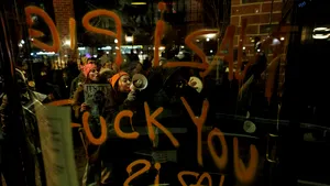Haos și gloanțe în Minneapolis. Un agent ICE a împușcat un bărbat, protestatarii atacă vehiculele federale