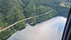 Incendiul din masivul Buila: Un elicopter alimentează cu apă, apoi va acţiona în zona focarelor