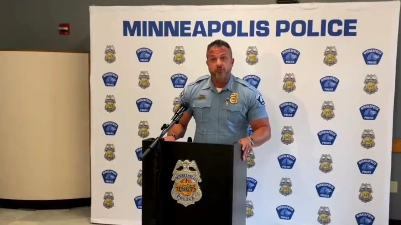 Zeci de arestări la Minneapolis în timpul protestelor provocate de uciderea unei femei de un agent de imigrări