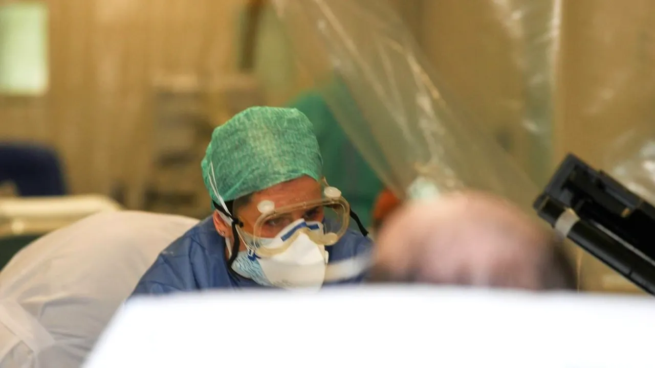 Strategia imunităţii colective în faţa Covid-19, fără izolare, continuă să fie controversată