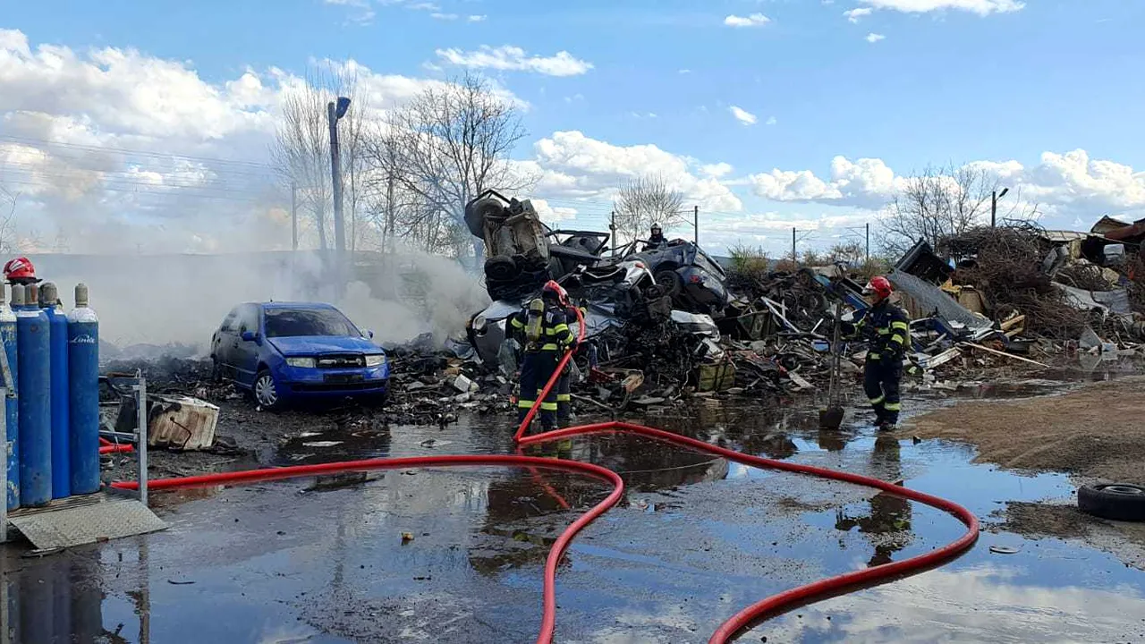 Incendiu violent în Alba Iulia. Ard cauciucuri şi deşeuri, autorităţile au emis mesaj de avertizare pentru populaţie