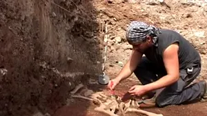 Schelet uman fără cap, găsit de arheologi în zona Curţii Domneşti din Târgovişte - VIDEO