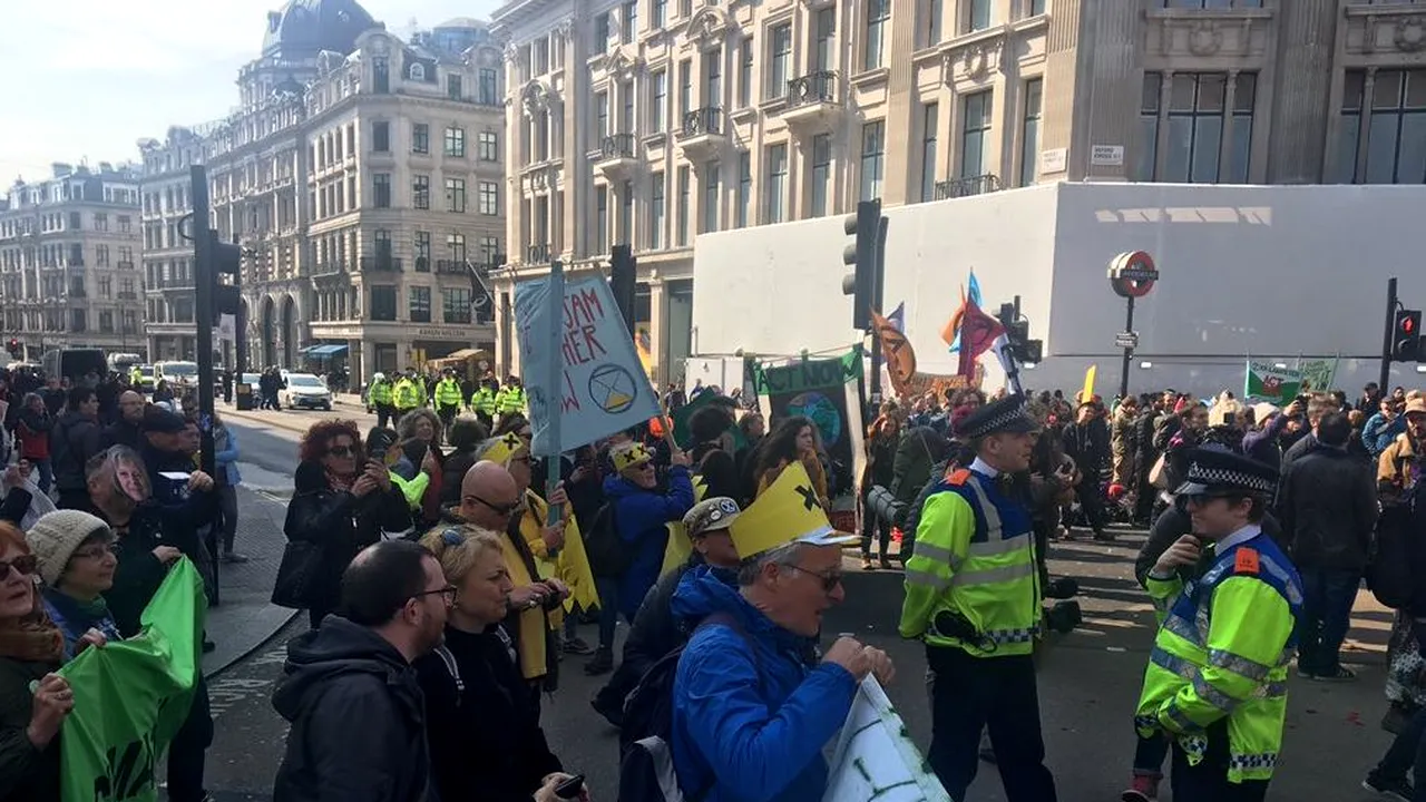 Proteste pentru mediu la Londra: Sute de persoane, arestate în urma manifestaţiilor | FOTO, VIDEO