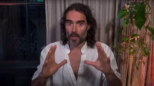 Russell Brand reacționează la acuzațiile de viol și agresiune sexuală: „Legea este folosită ca armă împotriva mea”