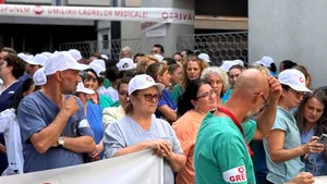 FOTO&VIDEO Proteste în sute de spitale din România. Cadrele medicale amenință cu greva generală dacă legea salarizării nu va fi modificată. Anunțul federației SANITAS