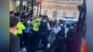 O postare pe TikTok i-a incitat pe tineri să jefuiască un magazin. Ciocniri cu poliţia pe Oxford Street

