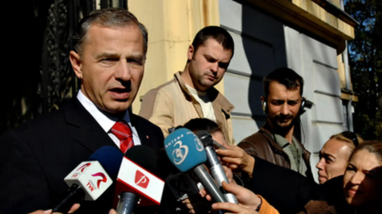 Geoană, huiduit la plecarea de la partid de către bugetari