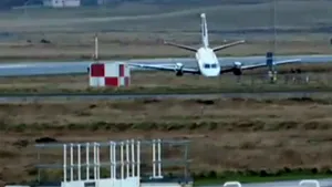 Patru răniţi, după ce un avion a ieşit de pe pistă din cauza rafalelor de vânt, în Marea Britanie - VIDEO