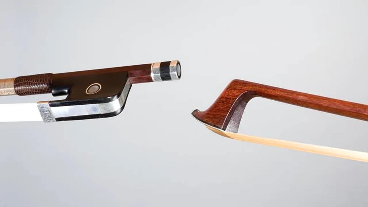 Arcușul care a schimbat istoria violoncelului, vândut în Franța la un preț de record mondial