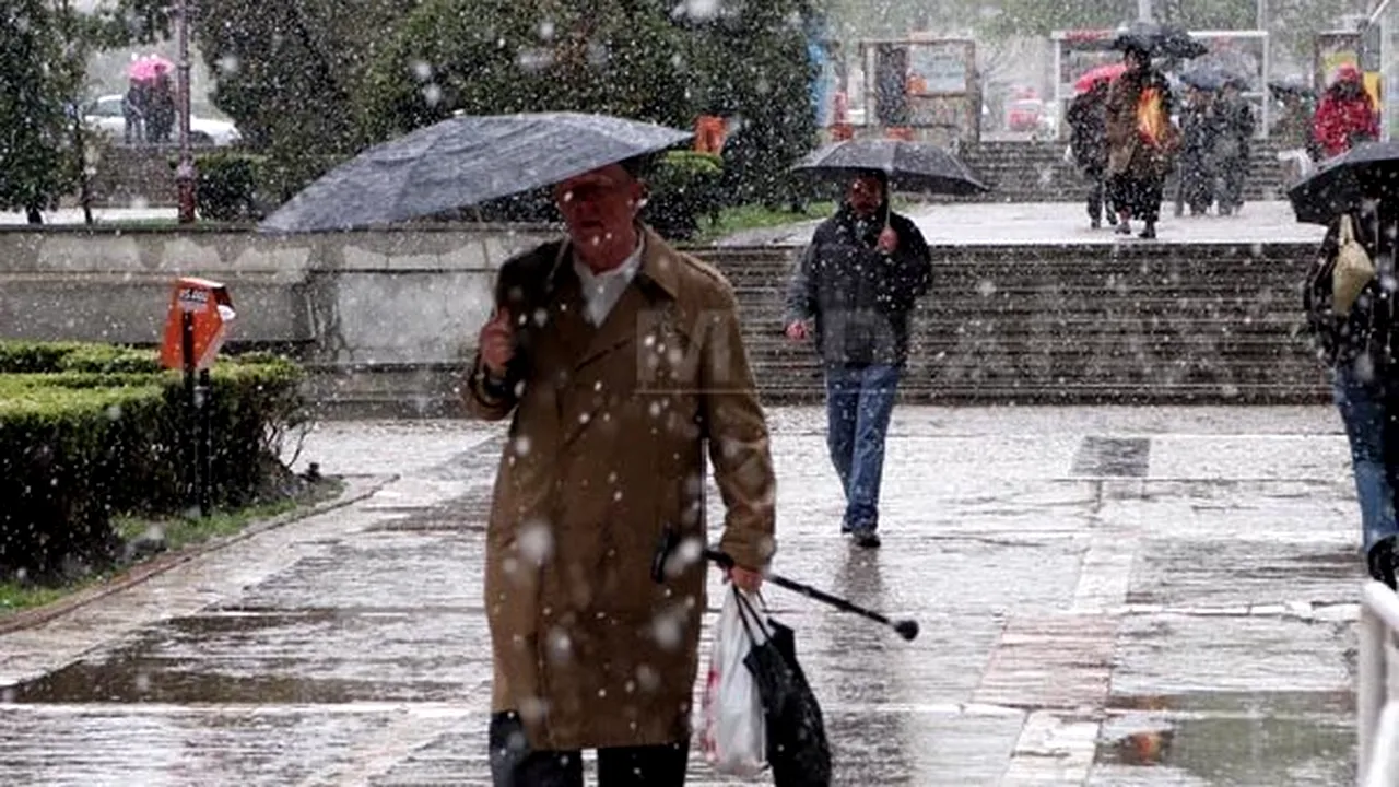 PROGNOZA METEO: Precipitaţii pe arii extinse, sub formă de ploaie, lapoviţă şi ninsoare. Cum va fi vremea vineri în ţară şi în Bucureşti