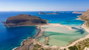 Grecia închide ușa supraturismului pe 251 de plaje: fără șezlonguri, umbrele și beach baruri. Iată unde
