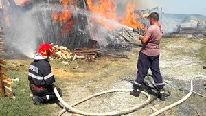 Incendiu puternic la un depozit de material lemnos, în Sibiu