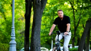 Klaus Iohannis, pe bicicletă de Ziua Mondială fără maşini: Protejarea mediului e obligaţia noastră/ FOTO