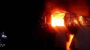 O femeie a fost rănită după ce şi-a salvat cei 4 copii dintr-o hală mistuită de flăcări | VIDEO, FOTO