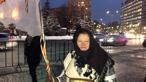 Tanti Lucreţia - femeia care protestează la Guvern în straie tradiţionale
