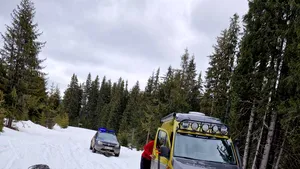 Un ceh şi fiica lui în vârstă de 10 ani, înzăpeziţi în Pasul Tărtărău