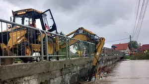 Covasna: Pompierii au evacuat apa din 43 de curţi din Boroşneu Mare