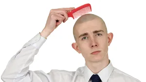 Ce mai reclamă românii la Protecţia Consumatorului: Un bărbat susţine că o frizeriţă nervoasă l-a ras în cap