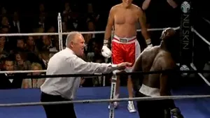 Evander Holyfield şi Mitt Romney au făcut spectacol la un meci organizat în scop caritabilal - VIDEO