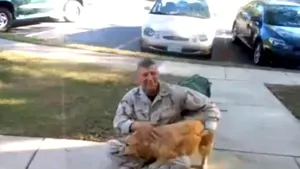 Clipul EMOŢIONANT care în 5 ani a adunat peste 15 milioane de vizualizări pe YouTube. Cum reacţionează un câine când stăpânul său se întoarce de pe front - VIDEO