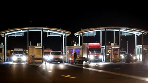 Un TIR cu alimente, ascunzătoare pentru 25 de fugari care voiau să treacă graniţa ilegal