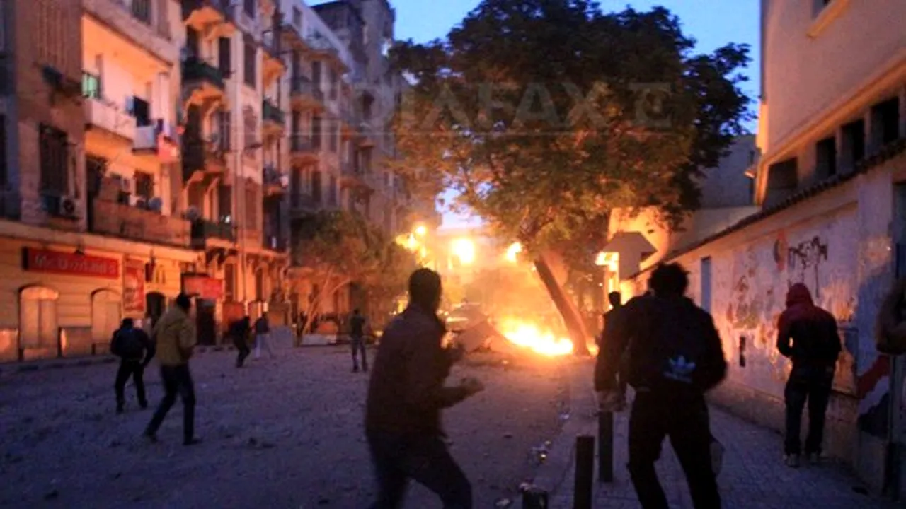 Proteste violente la Cairo: Cel puţin un mort şi peste 670 de răniţi - FOTO