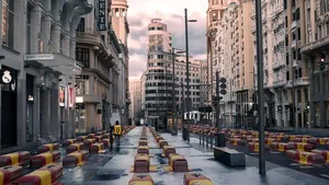Povestea unei poze false care i-a revoltat pe spanioli: Grand Via din Madrid, plină de sicrie
