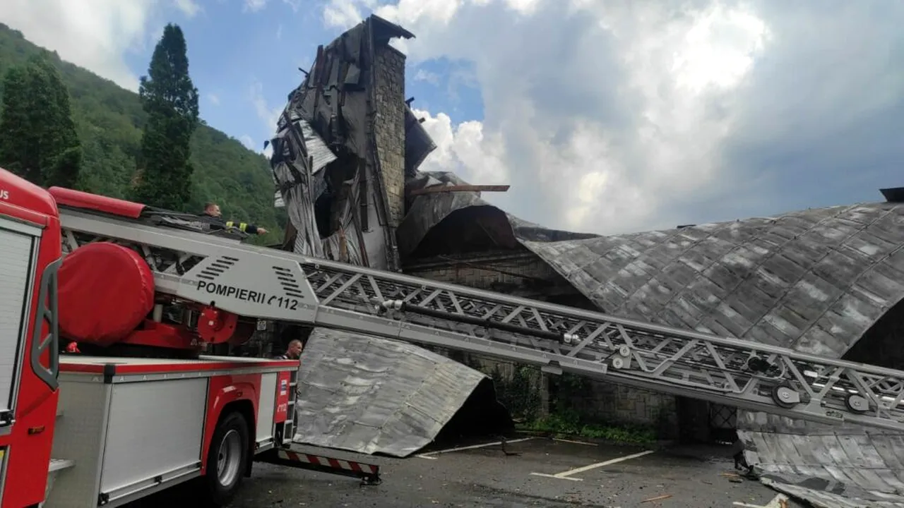Vijelie cu ravagii în Sinaia: Acoperișul celebrei gări a fost smuls, 14 persoane au fost rănite, iar unele străzi au fost inundate 