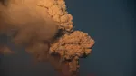 Un vulcan din Indonezia a erupt, împrăștiind un nor de cenușă înalt de 10 kilometri