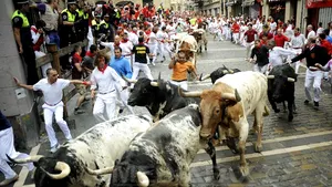 Pamplona: Cinci persoane au fost rănite după cursa cu tauri, în prima zi a Festivalului San Fermin - FOTO