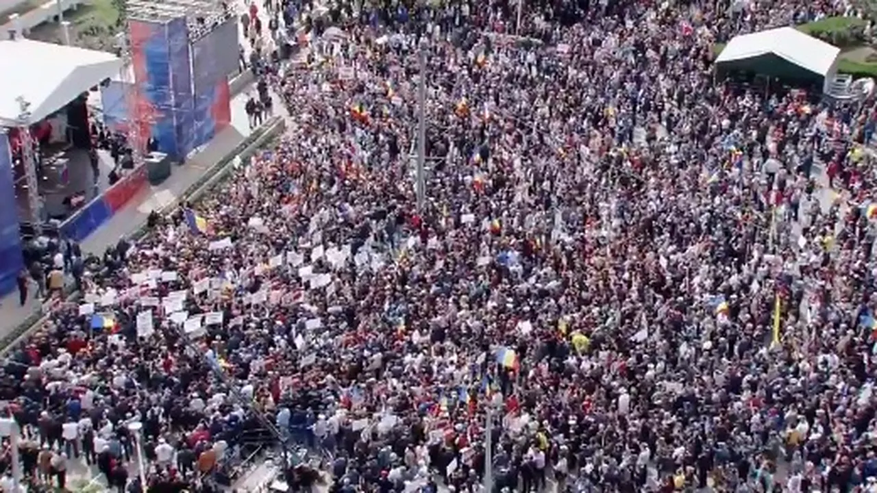 Miting PSD de amploare | Dragnea: Astăzi ţinem summit-ul PSD la Galaţi/ Dăncilă: La Sibiu am văzut poze. Noi scriem aici declaraţia/ Protestatarii au aruncat cu hârtie igienică | FOTO, VIDEO
