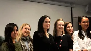 GALERIE FOTO, VIDEO Angelina Jolie, emoţii la predarea primului său curs postuniversitar 