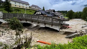 Cel puţin două persoane au murit în urma ploilor torenţiale şi a inundaţiilor din Slovenia