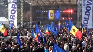 Zeci de mii de persoane au participat la un miting de susţinere a integrării europene, la Chişinău - VIDEO