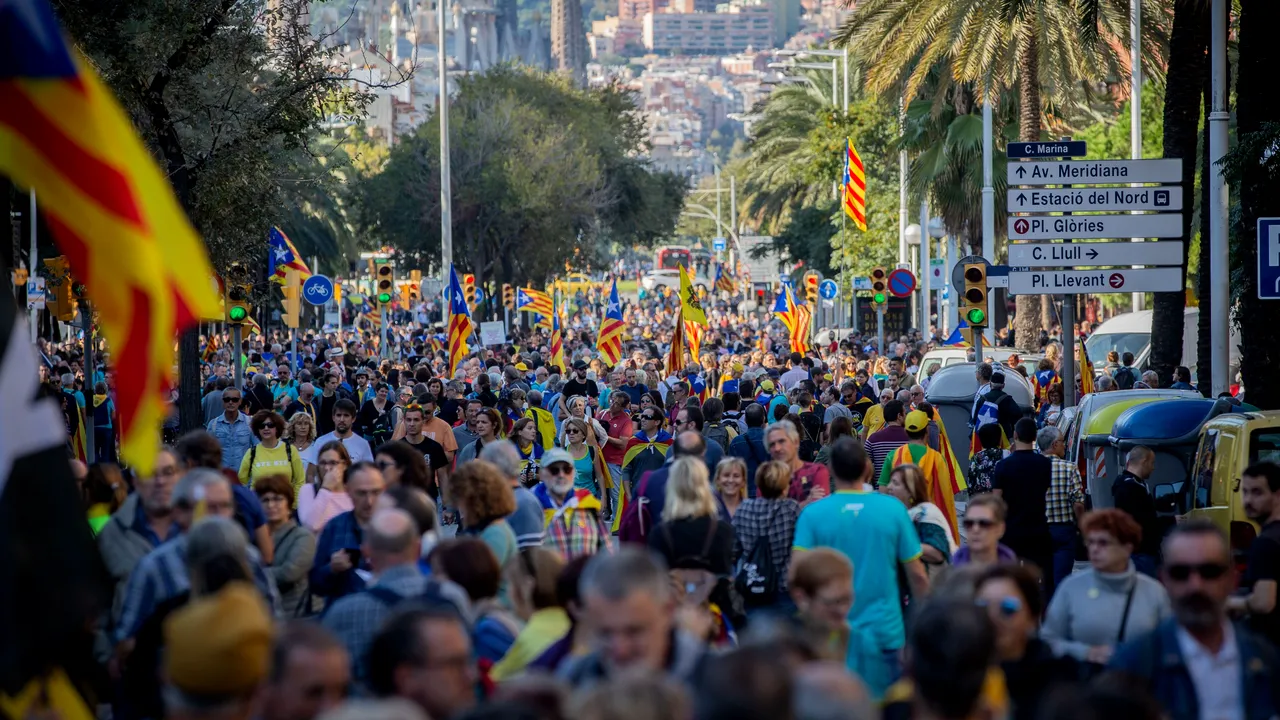 Manifestaţie pentru menţinerea unităţii Spaniei: Cel puţin 80.000 de spanioli au ieşit în stradă, duminică, în Barcelona - VIDEO