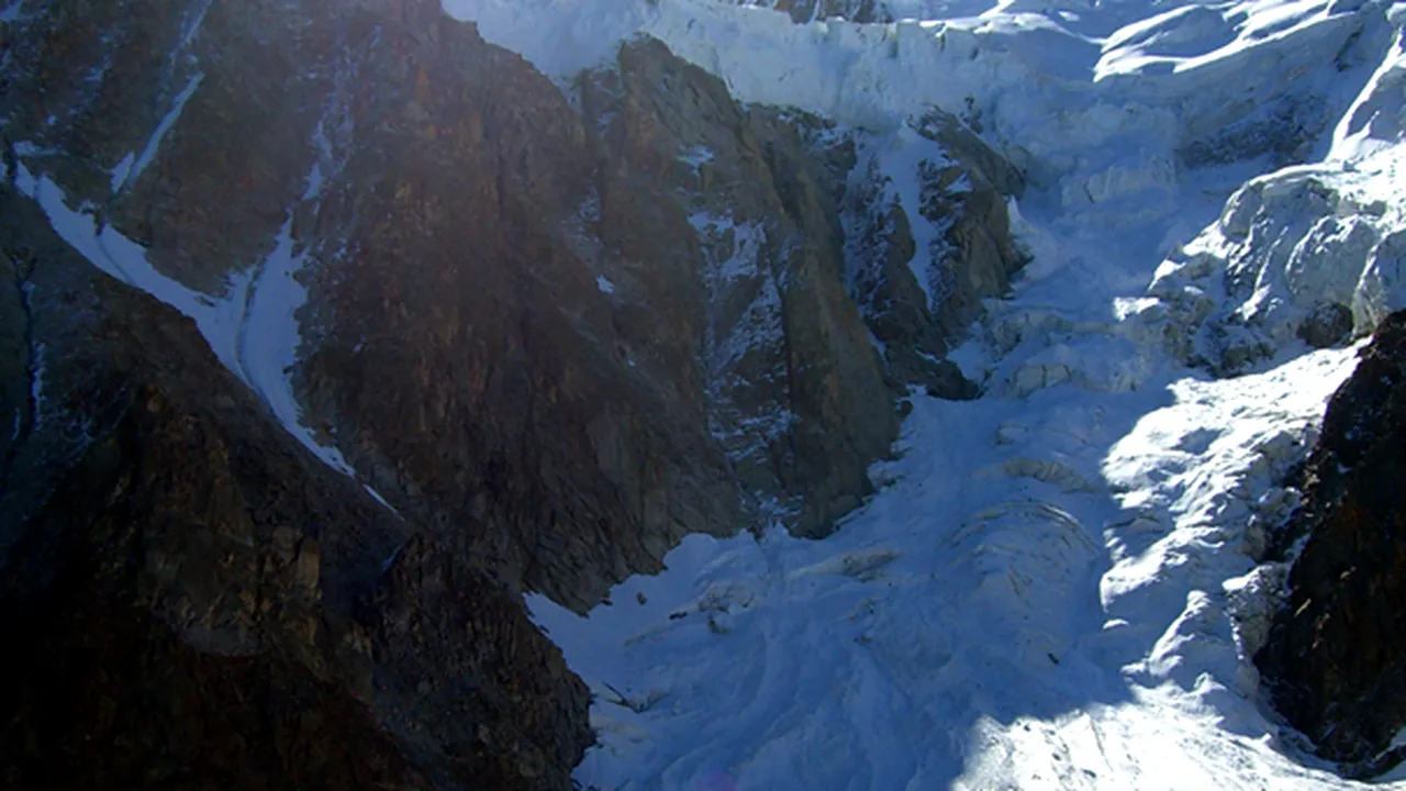 Pericol de avalanşe în Munţii Bucegi din cauza stratului proaspăt de zăpadă