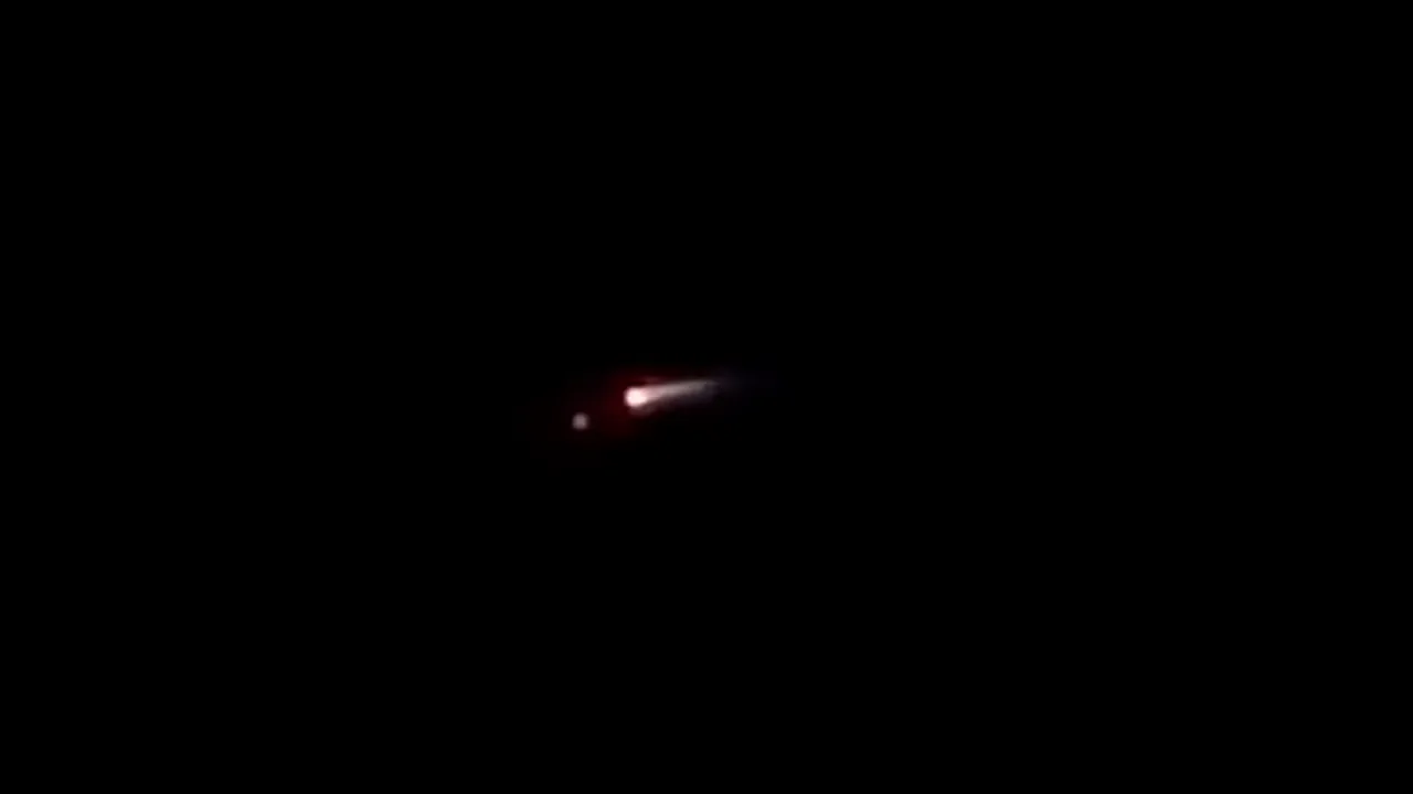 „Mingea de foc” ce a traversat cerul României ar fi un satelit a lui Elon Musk ce a reintrat necontrolat în atmosferă. Precizările fizicianului Claudiu Tănăselia