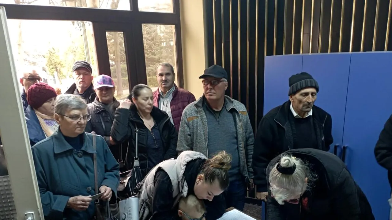 Cozi uriașe în toată țara, la strângerea de semnături pentru George Simion