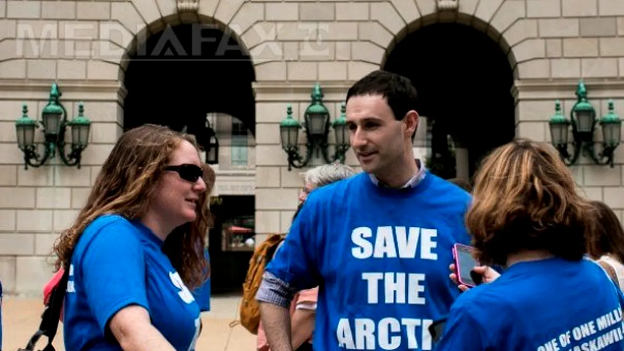 Protest Greenpeace de 15 ore pe o platformă Gazprom în Arctica