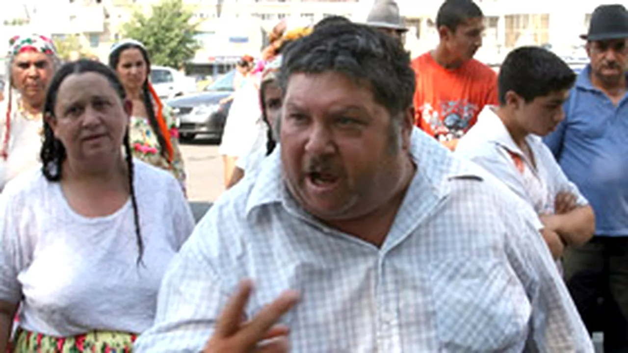 Târgu Jiu: Jurnalişti agresaţi de un grup de rromi