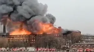 Incendiu masiv în oraşul Sankt-Petersburg. Un pompier a murit 