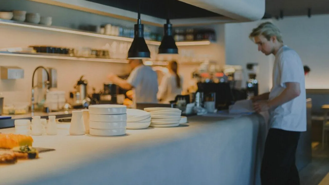 Restaurantul unde muncesc 37 de angajați neurodivergenți: are un program neobișnuit, dar a devenit un local de top