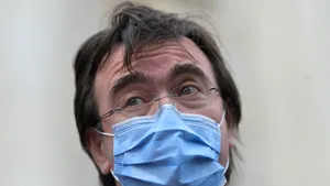 COMENTARIU Marius Oprea | Domnişoara Moldovan şi prefectul Stoica de la USR-PLUS nu ştiu că nu se stă la coadă de plăcere, ci de nevoie

