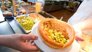 Măsură controversată în Franţa: Primăria ecologistă din Lyon va impune un „meniu unic fără carne” în cantinele şcolare