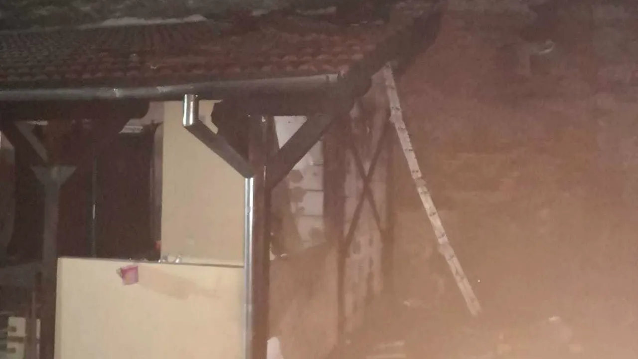INCENDIU în Lipova, lângă spital: 40 de pacienţi au fost evacuaţi | FOTO